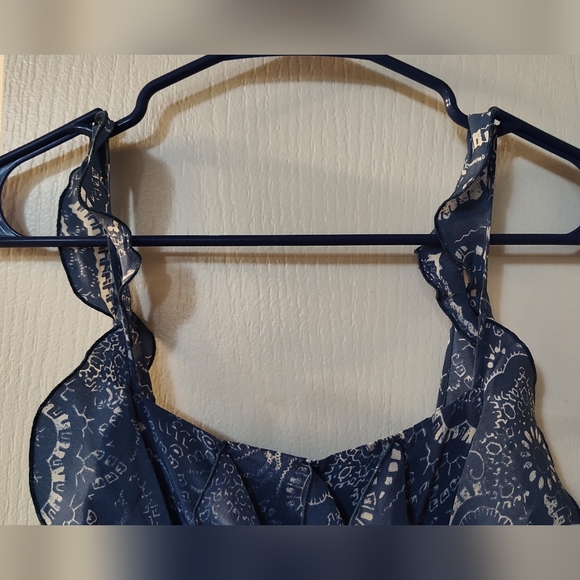 Banana Republic Top XS Blue Paisley 100% Silk Ruffled Tiers Sleeveless - Picture 2 of 5
